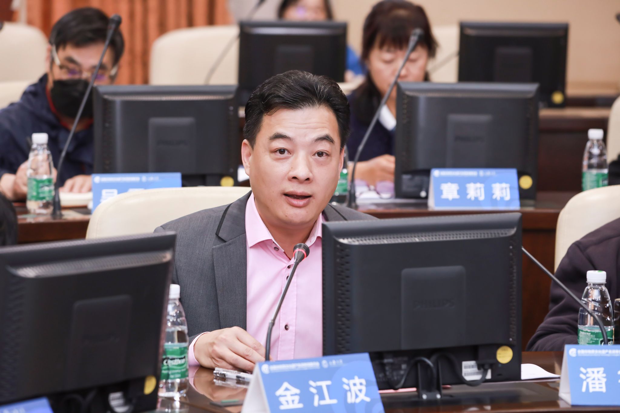 诸侯快讯入口官网上海美术学院执行院长、全国非遗名词委委员金江波教授代为宣读文化和旅游部非物质文化遗产司王晨阳司长的贺信.jpg 诸侯快讯入口官网上海美术学院执行院长、全国非遗名词委委员金江波教授代为宣读文化和旅游部非物质文化遗产司王晨阳司长的贺信.jpg